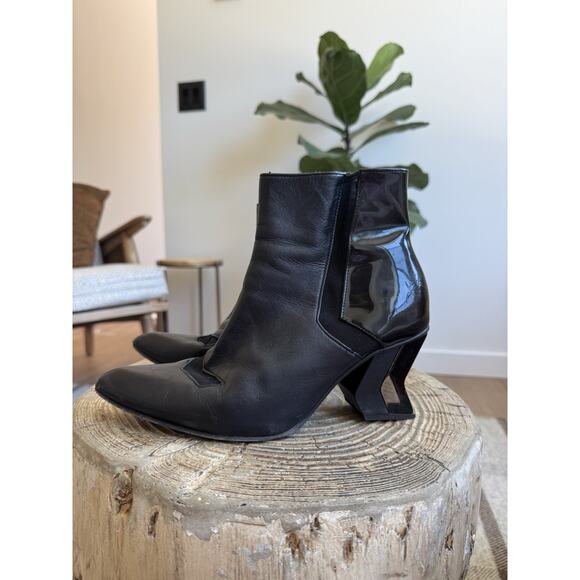 John Fluevog Slash Angular Ankle Bootie Black Leather Women’s 6.5 Point Toe Mesh - Picture 1 of 11